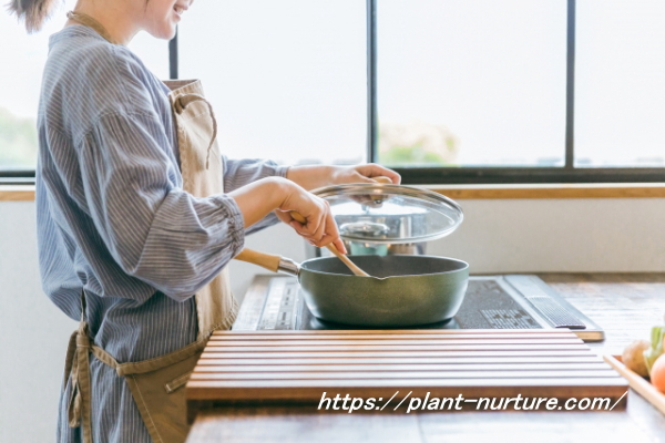 野菜を調理している女性