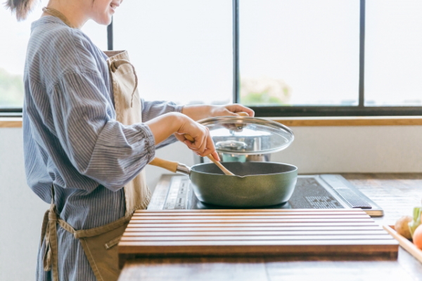 ナメクジが付いた野菜を調理している様子