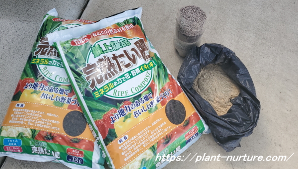 牛糞堆肥を畑に入れる