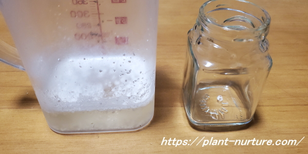 砕いた卵の殻と酢を混ぜる